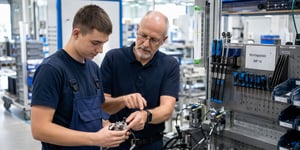 Onboarding-Software für die Fertigung: Werkerassistenzsystem leitet neuen Mitarbeiter an der Montagestation Schritt für Schritt an