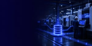 Moderner Fertigungs-Shopfloor mit Mitarbeiter am Bedienterminal und zentraler Datenbank, die per Datenströmen mit den Produktionsmaschinen vernetzt ist